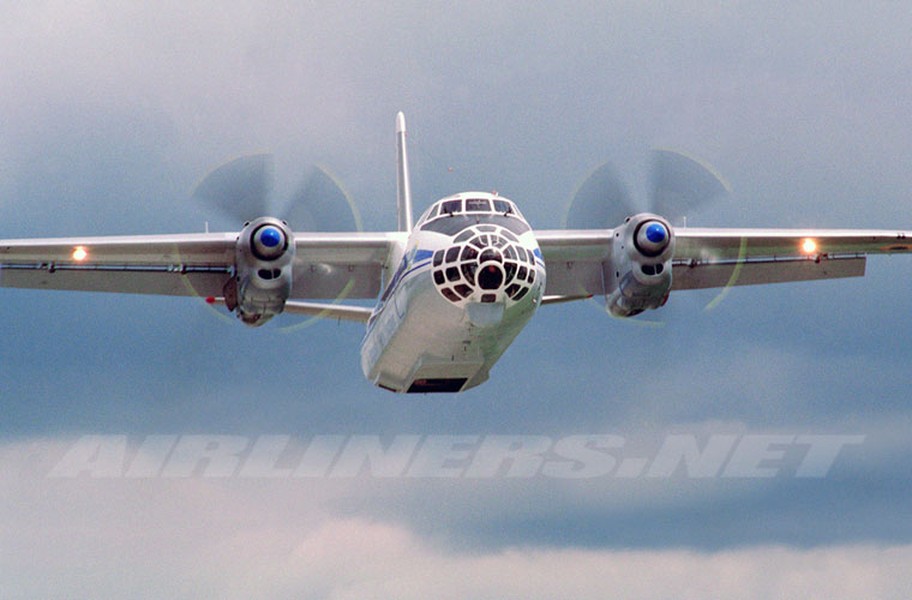 Một chiếc máy bay An-30 của Không quân Ukraine đã bị lực lượng tự vệ vùng Donbass tấn công bằng súng bộ binh ở thành phố Slavyansk. Theo đại diện quân tự vệ, các chiến binh đã buộc phải tấn công chiếc máy bay này vì nó đang theo dõi các vị trị triển khai phòng thủ của lực lượng này tại Slavyansk.